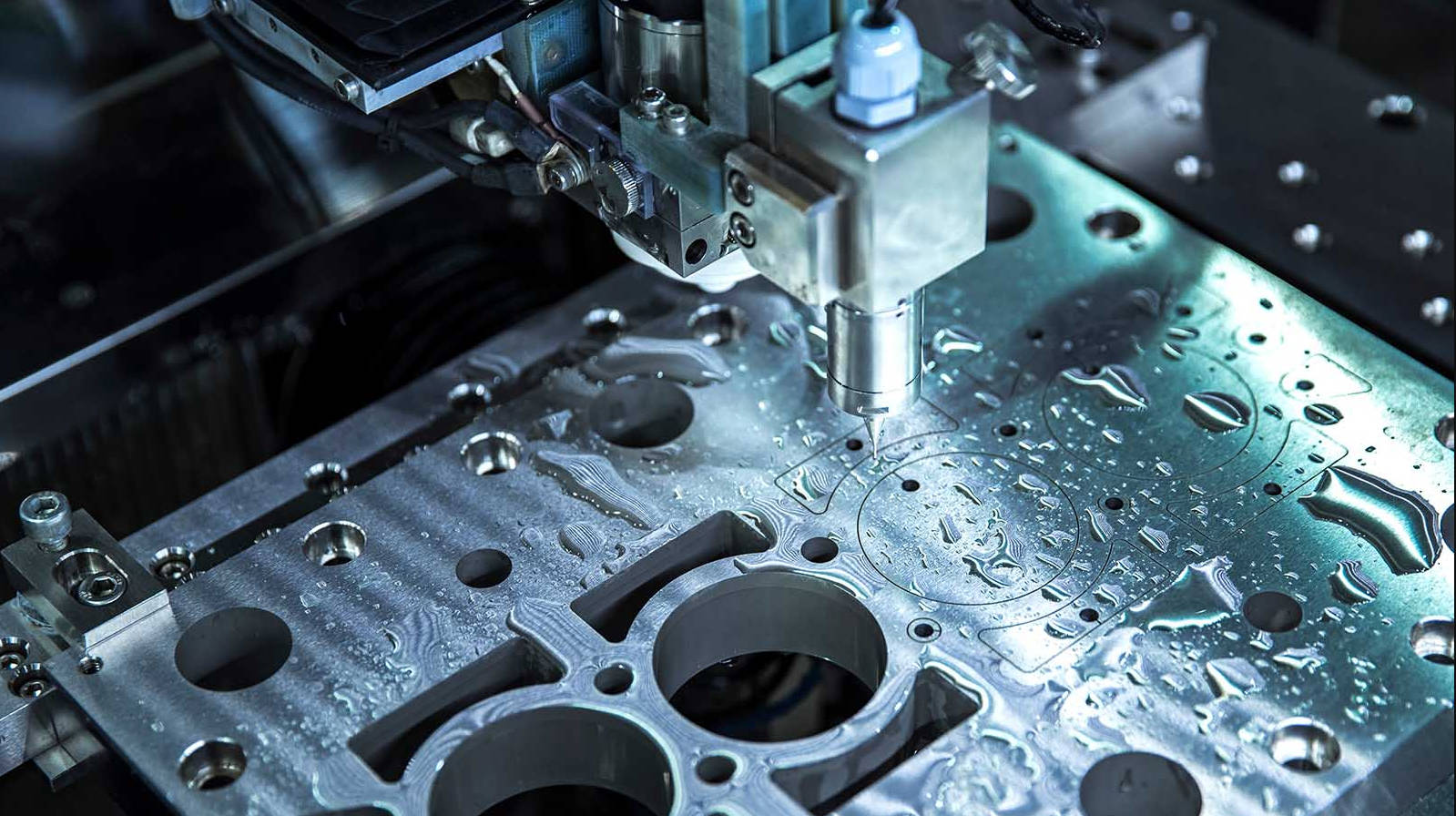 CNC Machining versus corte láser: ¿Qué ofrece una mejor precisión y costo?