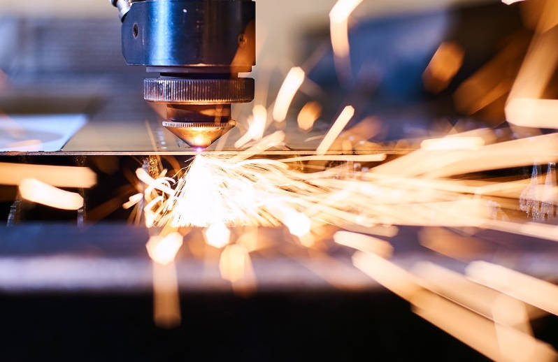 Aluminio versus acero en prototipos de chapa rápida: Guía de selección de materiales